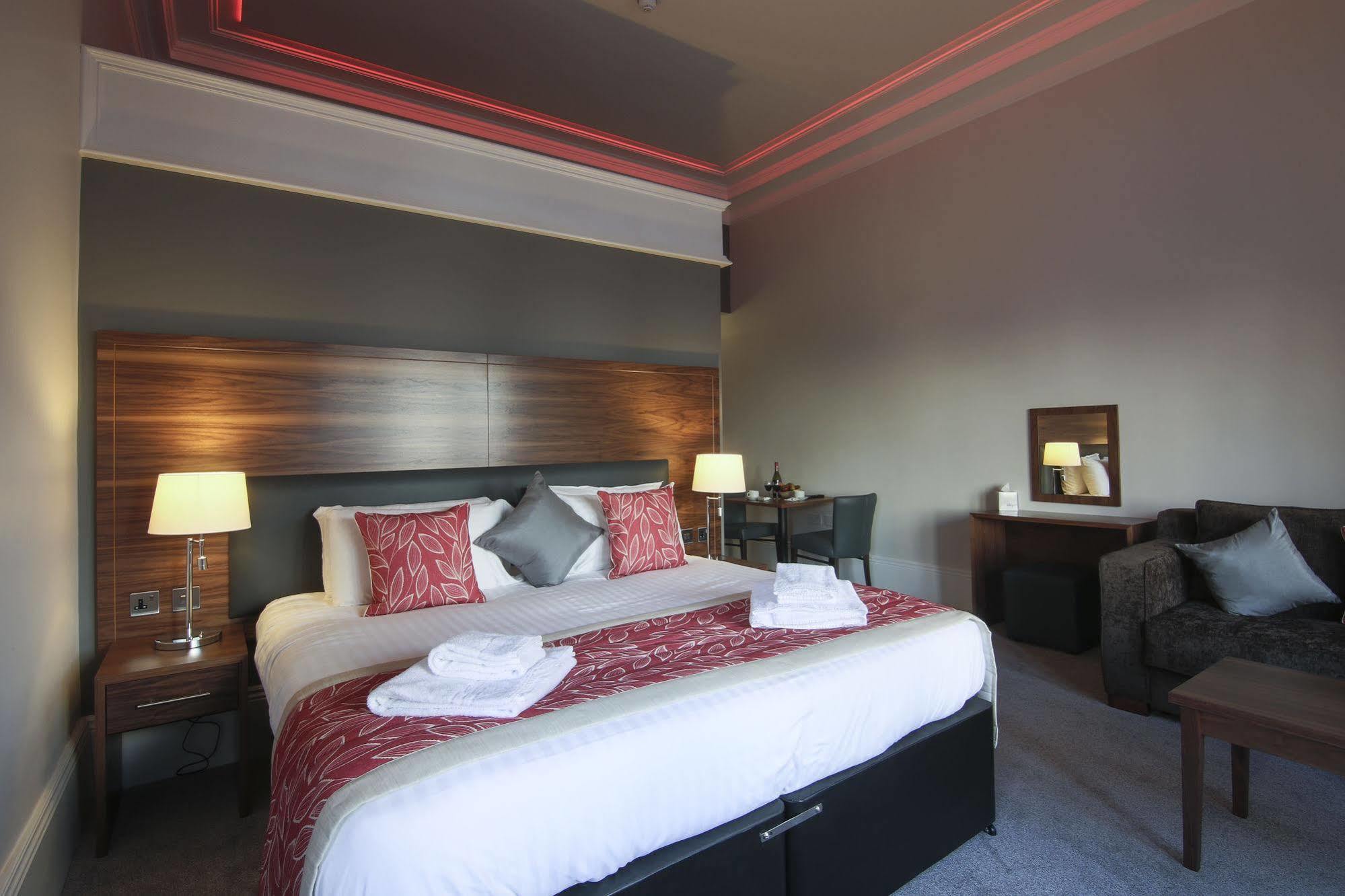 Court Residence Aparthotel Linlithgow Esterno foto